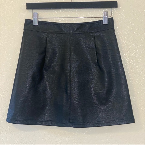 Amor‎ Mio 90’s Inspired Faux Leather Mini Skirt - Picture 2 of 7